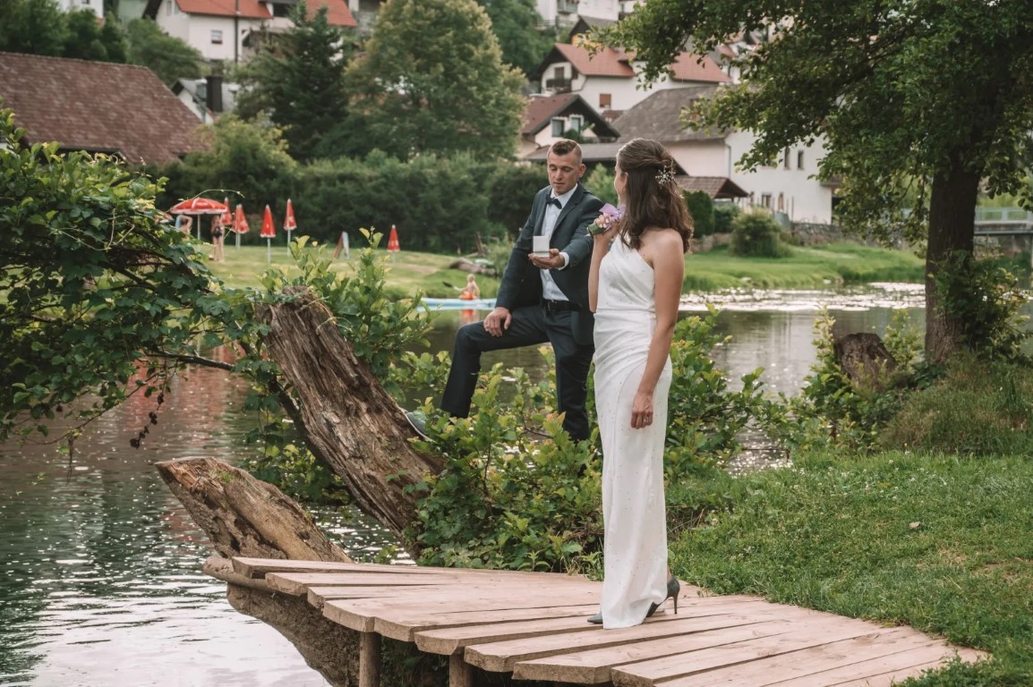 Umetniška silhueta para pri grajskih vratih