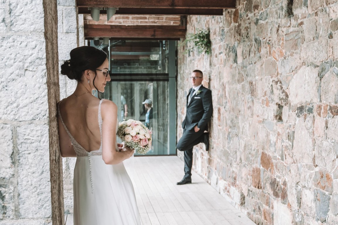 Eleganca in čustvenost v vsakem kadru poročno fotografiranje Ljubljana