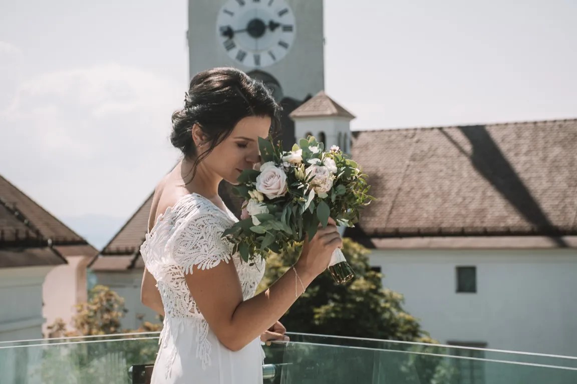 Poročni par ob grajskih vratih