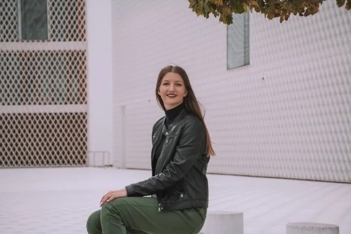 Dinamično fotografiranje na urbanih lokacijah, ki združuje modo in ulični utrip $lokacija{$sep}$org